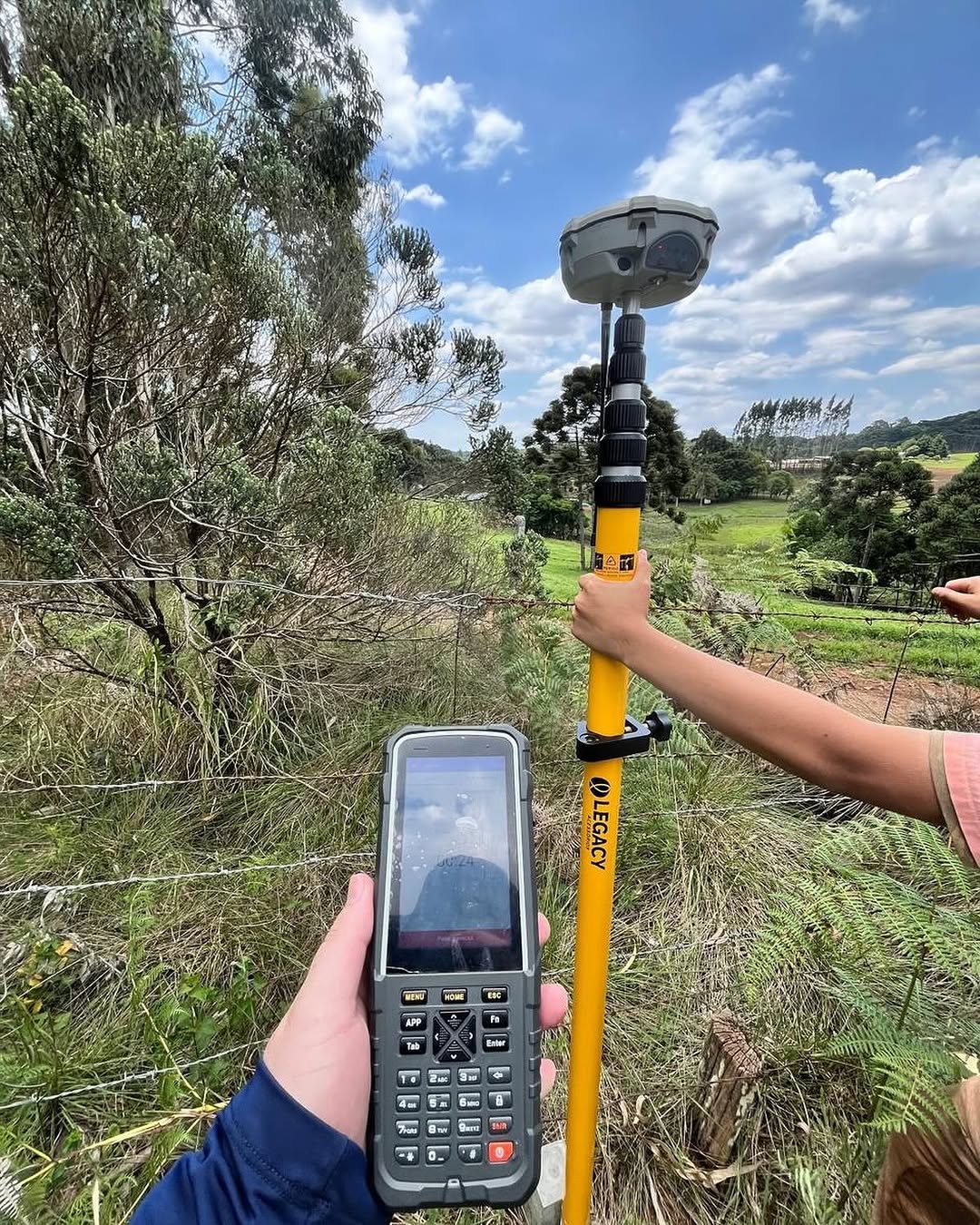 Equipe realizando levantamento topográfico com receptor GNSS